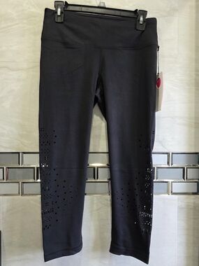 Yogalicious Black Laser-Cut Capri Leggings